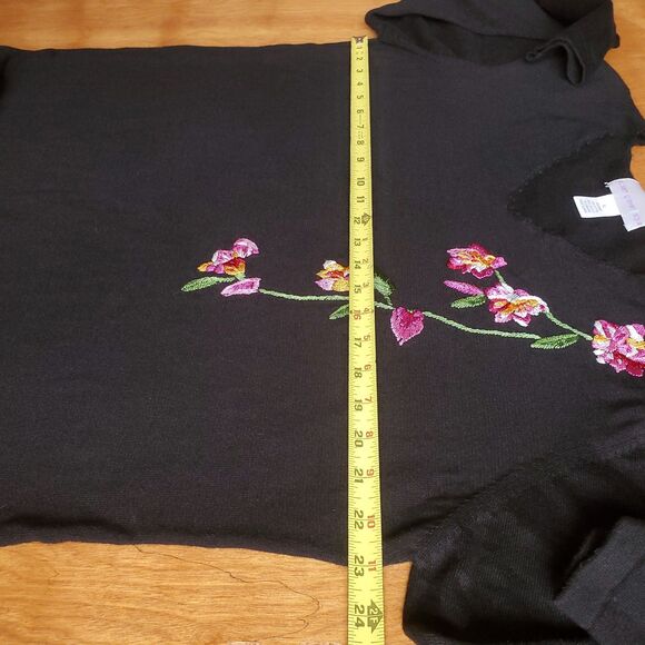 Susan Graver Style Sweater XL Black Pullover Embroidered Flowers V Neck Floral - Picture 8 of 10